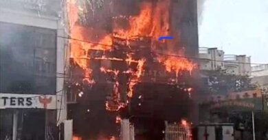 लखनऊ अग्निकांड पर सीएम योगी का बड़ा एक्शन: 15 विद्यार्थियों की गई जान, 4 अफसर सस्पेंड! 4 गिरफ्तार, 7 दिन में रिपोर्ट देगी SIT लखनऊ अग्निकांड पर सीएम योगी का बड़ा एक्शन: 15 विद्यार्थियों की गई जान, 4 अफसर सस्पेंड! 4 गिरफ्तार, 7 दिन में रिपोर्ट देगी SIT