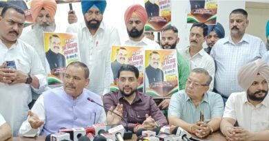 बहबल कलां गोलीकांड: SIT के सामने पेश हुए विजय सांपला, बोले- मांगपत्र की कॉपी मिलने के बाद ही दूंगा विस्तृत जवाब, दबाव बना रहे! बहबल कलां गोलीकांड: SIT के सामने पेश हुए विजय सांपला, बोले- मांगपत्र की कॉपी मिलने के बाद ही दूंगा विस्तृत जवाब, दबाव बना रहे!