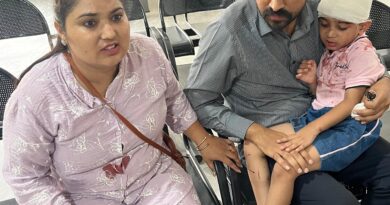 आवारा कुत्तों का कहर: स्कूल से लौट रहे मासूम और मां पर हमला, जिंदगियां खतरे में… प्रशासन नहीं कर रहा कार्रवाई!
