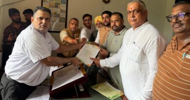 700 पेटी अवैध शराब बरामदगी पर गरमाई सियासत: भाजपा ने एक्साइज कमिश्नर को सौंपा मांगपत्र, कार्रवाई पर उठाए सवाल! 700 पेटी अवैध शराब बरामदगी पर गरमाई सियासत: भाजपा ने एक्साइज कमिश्नर को सौंपा मांगपत्र, कार्रवाई पर उठाए सवाल!