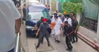 नांदेड़ गुरुद्वारे में सुखबीर बादल पर हमला! हाथ में लगी चोट, इलाज के लिए अस्पताल में भर्ती; निहंग पर आरोप