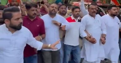 ‘वंदे मातरम्’ के सम्मान में युवा भाजपा का कांग्रेस भवन के बाहर जोरदार प्रदर्शन, पुलिस बैरिकेडिंग के बावजूद सड़क पर किया सामूहिक गायन ‘वंदे मातरम्’ के सम्मान में युवा भाजपा का कांग्रेस भवन के बाहर जोरदार प्रदर्शन, पुलिस बैरिकेडिंग के बावजूद सड़क पर किया सामूहिक गायन
