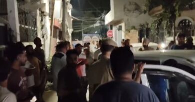 शराब के नशे में तेज रफ्तार कार ने मचाया हड़कंप, खड़ी गाड़ियों को टक्कर मारकर पलटी; 3 हिरासत में!