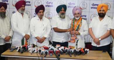 CM भगवंत मान के पूर्व OSD मनजीत सिंह सिद्धू कांग्रेस में शामिल, परगट सिंह ने दिलाई पार्टी की सदस्यता CM भगवंत मान के पूर्व OSD मनजीत सिंह सिद्धू कांग्रेस में शामिल, परगट सिंह ने दिलाई पार्टी की सदस्यता